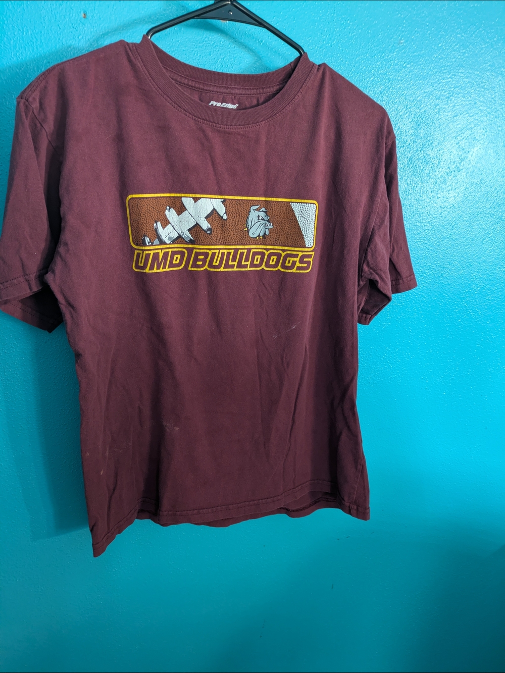Pro Edge UMD Bulldogs Maroon Short Sleeve Tee with Yellow‎ Logo
